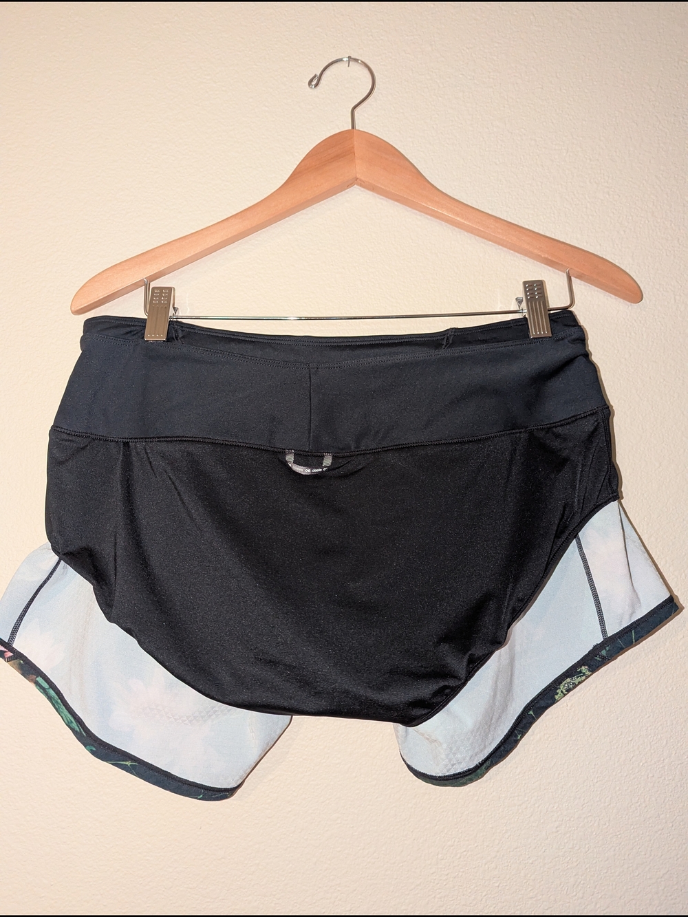 Oiselle Roga Running Shorts Size 6, 4 Inch Inseam, Moody Floral Print Zip Ocket - Picture 4 of 5